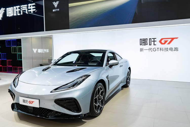 惠州183哪吒汽车在智能汽车领域的表现，领途汽车在新能源汽车市场中的影响力